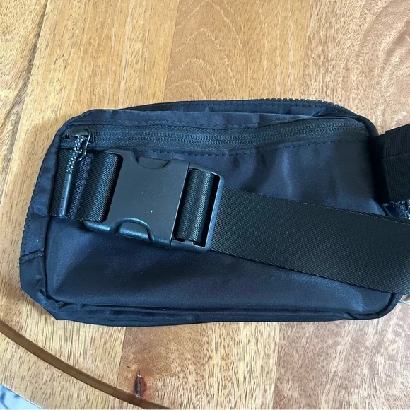 Lululemon Everywhere Belt Bag 1L in Black - Picture 6 of 9